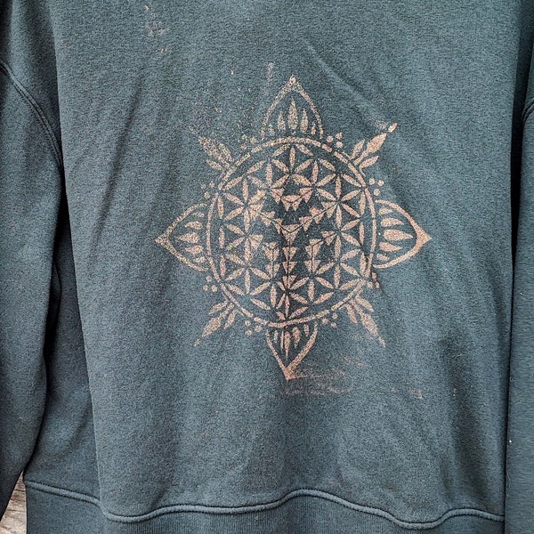 TAILLE : L >> Sweat court loose pour femme à capuche, motifs mandala Yanta décoloré à la javel. Pull court psytrance, witchy