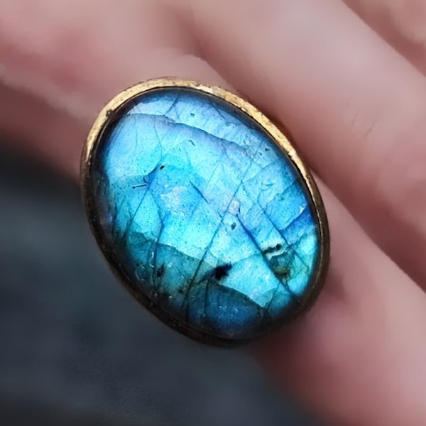 Bague pierre de Labradorite, bijoux artisanal, anneau en laiton, gros cabochon de pierre semi précieuse. bijou vintage, bague bohème unisex