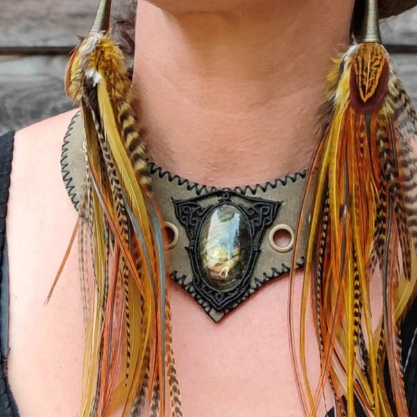 Collier plastron cuir vert, pierre Labradorite ornement macramé noir, rivets bronze, PsyTrance festivals, gypsy, tribal, féerique, primitif