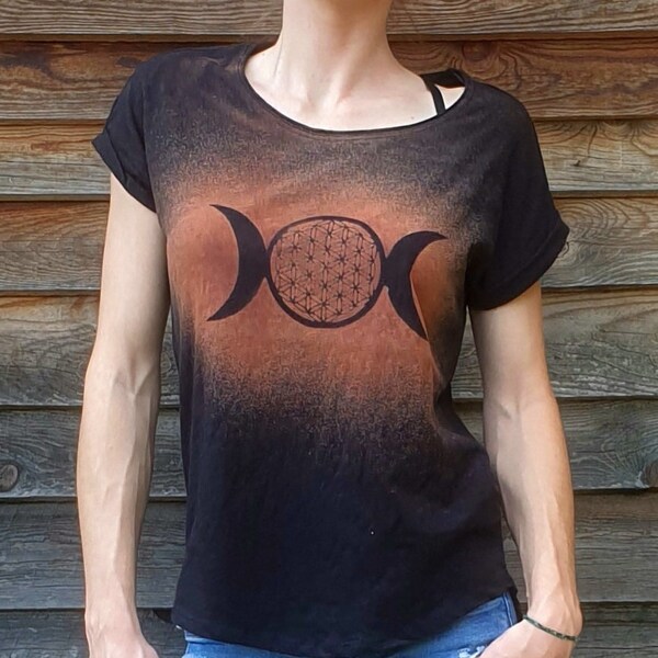 t-shirt femme asymetrique, court devant long derrière, motif croissant de lune, fleur de vie décoloré à la javel. Psytrance, witchy, goth