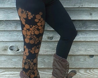 Legging femme noir dessin de géométrie sacée, cube au pochoir décoloré à la javel. Symboles sacrés mystiques, psytrance goa fashion festival