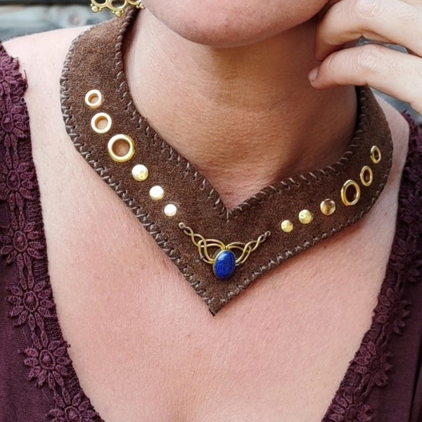 Collier ras de cou en cuir marron, Pierre de Lapis Lazuli, ornement doré, style tribal, gypsy, nomade, sauvage, sorcière, déesse, vaudou