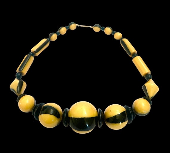 Chunky Bakelite Bead Necklace Wonderful Yellow & … - image 2