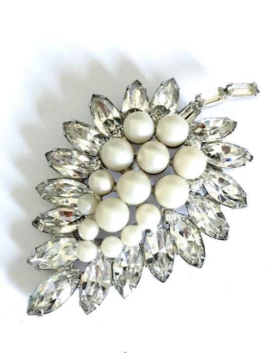 Hattie Carnegie Rhinestone Leaf Brooch, Faux Pear… - image 3