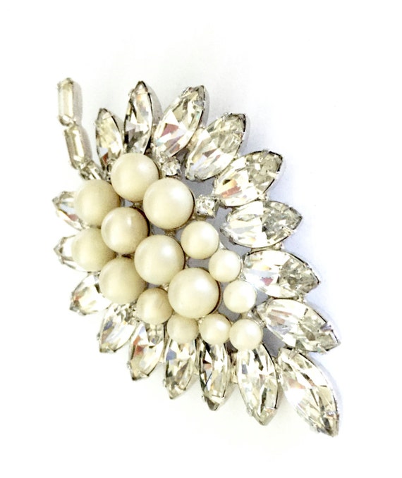 Hattie Carnegie Rhinestone Leaf Brooch, Faux Pear… - image 4