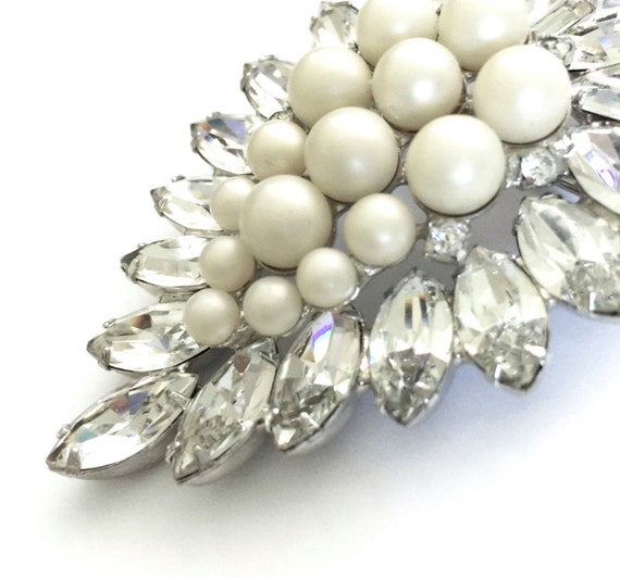 Hattie Carnegie Rhinestone Leaf Brooch, Faux Pear… - image 2