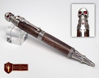 Schädel-Stift mit Irish Bog Oak Holz - Schädel und Knochen - Halloween-Stift - Scary Geschenk - Halloween - Geschenk für ihn - Holz-Stifte - Hand gemacht Stift