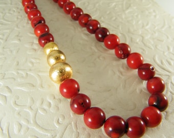 Collar de cuentas de oro y coral rojo natural