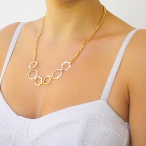 Gold flower circle necklace
