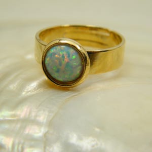 Justerbar ring i vit opalguld