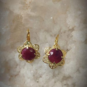 Boucles d'oreilles en filigrane faites main en or avec rubis naturel