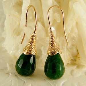 Brincos de lágrima em ouro verde