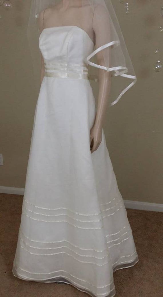 David's Bridal A-Lline Organza Wedding Dress Stra… - image 2