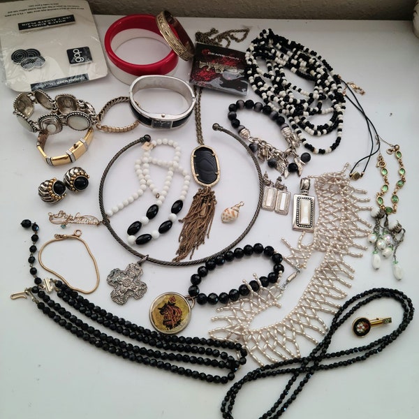 Vintage Fashion jewelry lot of 26 pieces pre owned