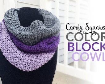 Könnte beinhalten: Ein grauer, lila und lavendelfarbener Häkel-Schal mit dem Text "Comfy Squares COLOR BLOCK COWL" in lila und grauer Schrift.