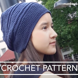Può includere: Un berretto di lana blu con un motivo a punto testurizzato. Il berretto è indossato da una persona con i capelli lunghi e castani. L'immagine ha il testo "CROCHET PATTERN" in basso.