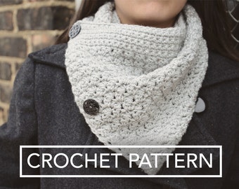 Könnte beinhalten: Nahaufnahme einer silbernen Häkel-Kopfbedeckung mit schwarzen Knöpfen. Die Kopfbedeckung wird von einer Person getragen und der Text "CROCHET PATTERN" ist am unteren Rand des Bildes sichtbar.
