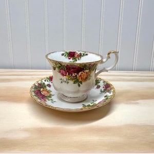 Set of six Royal Albert Old Country Roses bone china cups and saucers, made in England