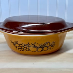 Pyrex Old Orchard 043, 1 1/2-quart casserole with lid