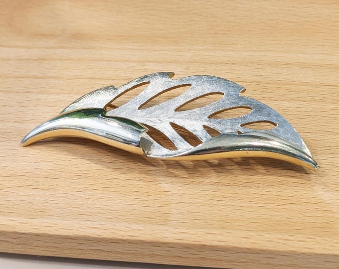 Vintage Kramer Gold Tone Leaf Brooch - Textured Openwork Pin 1960s Jewelry