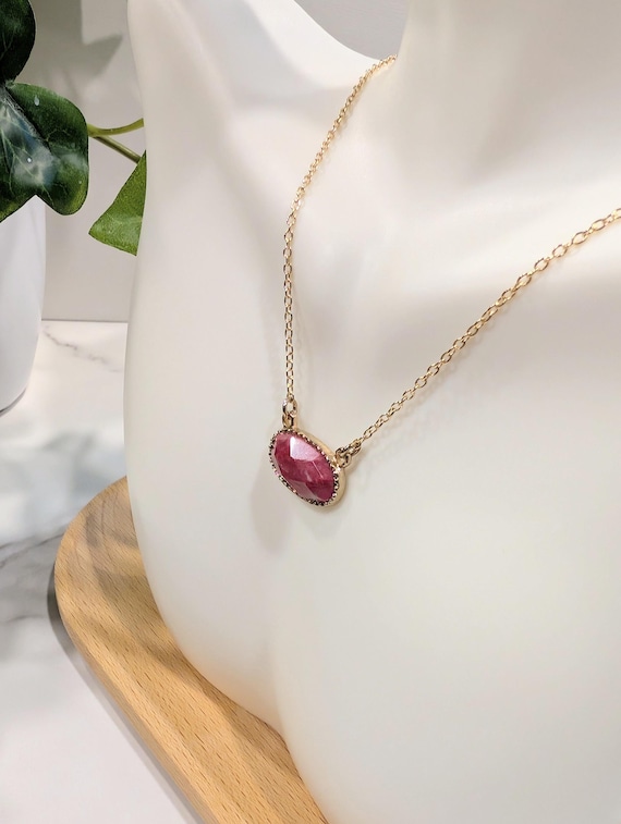 Red Jasper Pendant Necklace – Strength, Grounding & Bold Crystal Jewelry