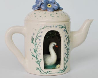 Diorama de casa con tetera de cerámica - cisne de arcilla polimérica - animal en miniatura - mundo diminuto - hora del té - decoración del hogar con cerámica