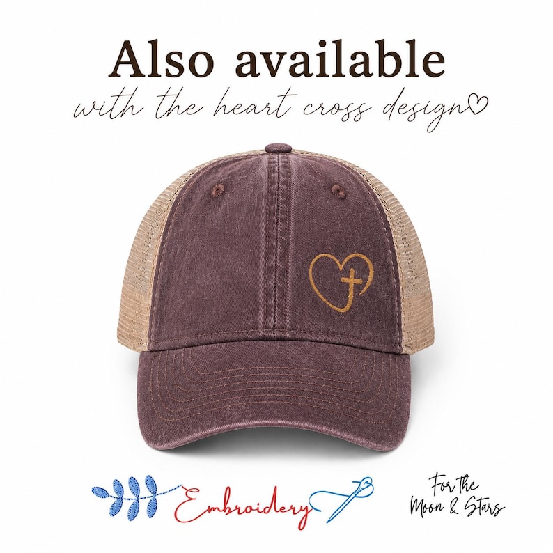 Pu&ograve; includere: Cappellino da camionista bordeaux con retro in rete beige. La parte anteriore del cappellino presenta un design ricamato in oro a forma di cuore e croce. Il testo "Also available with the heart cross design" &egrave; sopra.