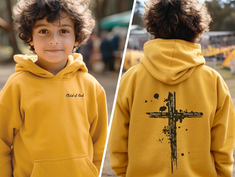 Puede incluir: Una sudadera con capucha amarilla con un gr&aacute;fico de cruz negra en la espalda y el texto "Child of God" en la parte delantera.