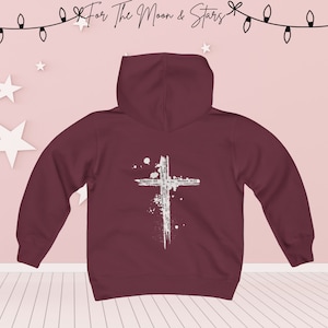 Puede incluir: Sudadera con capucha color burdeos con un gr&aacute;fico de cruz blanca y el texto "Forgive us all, as we forgive those who trespass against us. Matthew 6:12".