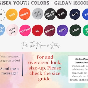 Puede incluir: Un gr&aacute;fico que muestra las opciones de color para camisetas unisex para j&oacute;venes. Los colores incluyen blanco, dorado, naranja, gris deportivo, gris oscuro jaspeado, negro, azul marino, azul real, azul Carolina, rosa claro, heliconia, rojo, granate, morado, verde bosque y verde irland&eacute;s. El texto "For The Moon & Stars" est&aacute; escrito en cursiva debajo del gr&aacute;fico de colores. El texto "&iquest;Quieres un pedido personalizado o de grupo? &iexcl;Env&iacute;ame un mensaje!" est&aacute; en el lado izquierdo de la imagen. El texto "Para un look de gran tama&ntilde;o, elige una talla m&aacute;s grande. Por favor, consulta la gu&iacute;a de tallas." est&aacute; en el lado derecho de la imagen. El texto "Instrucciones de cuidado Gildan: Lavar del rev&eacute;s en agua fr&iacute;a, no usar lej&iacute;a, no limpiar en seco, no planchar directamente sobre el dise&ntilde;o." est&aacute; en un cuadro blanco en el lado derecho de la imagen.