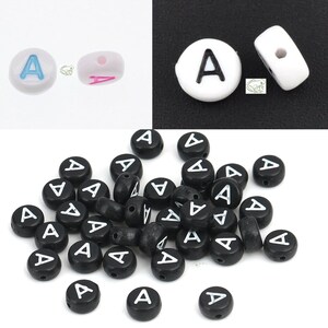 Conjunto de 50 contas de alfabeto de 7 mm, disponíveis em preto com letras brancas, branco com letras pretas, branco com letras coloridas