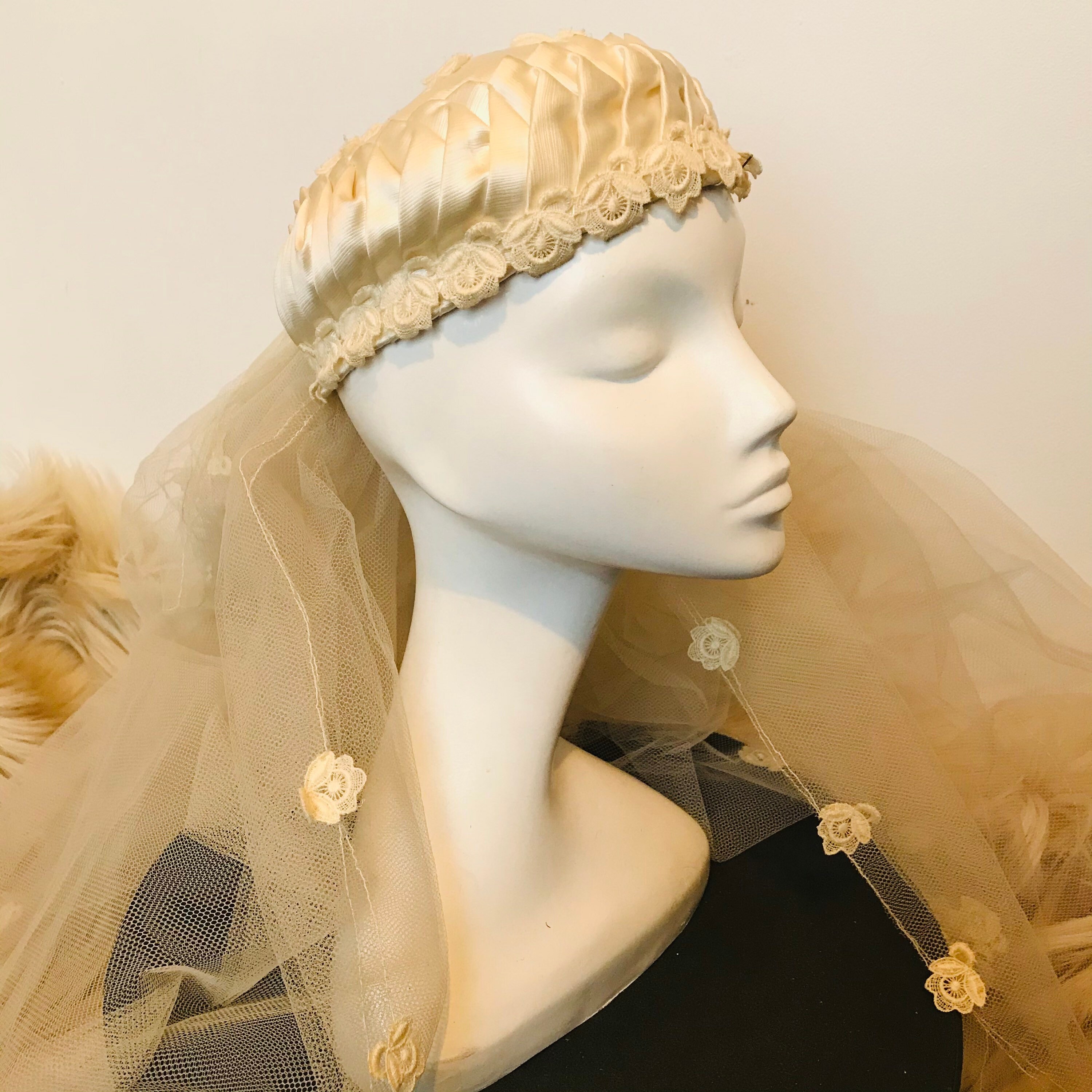 1960s mini pill box veil white vintage wedding veil small daisy lace