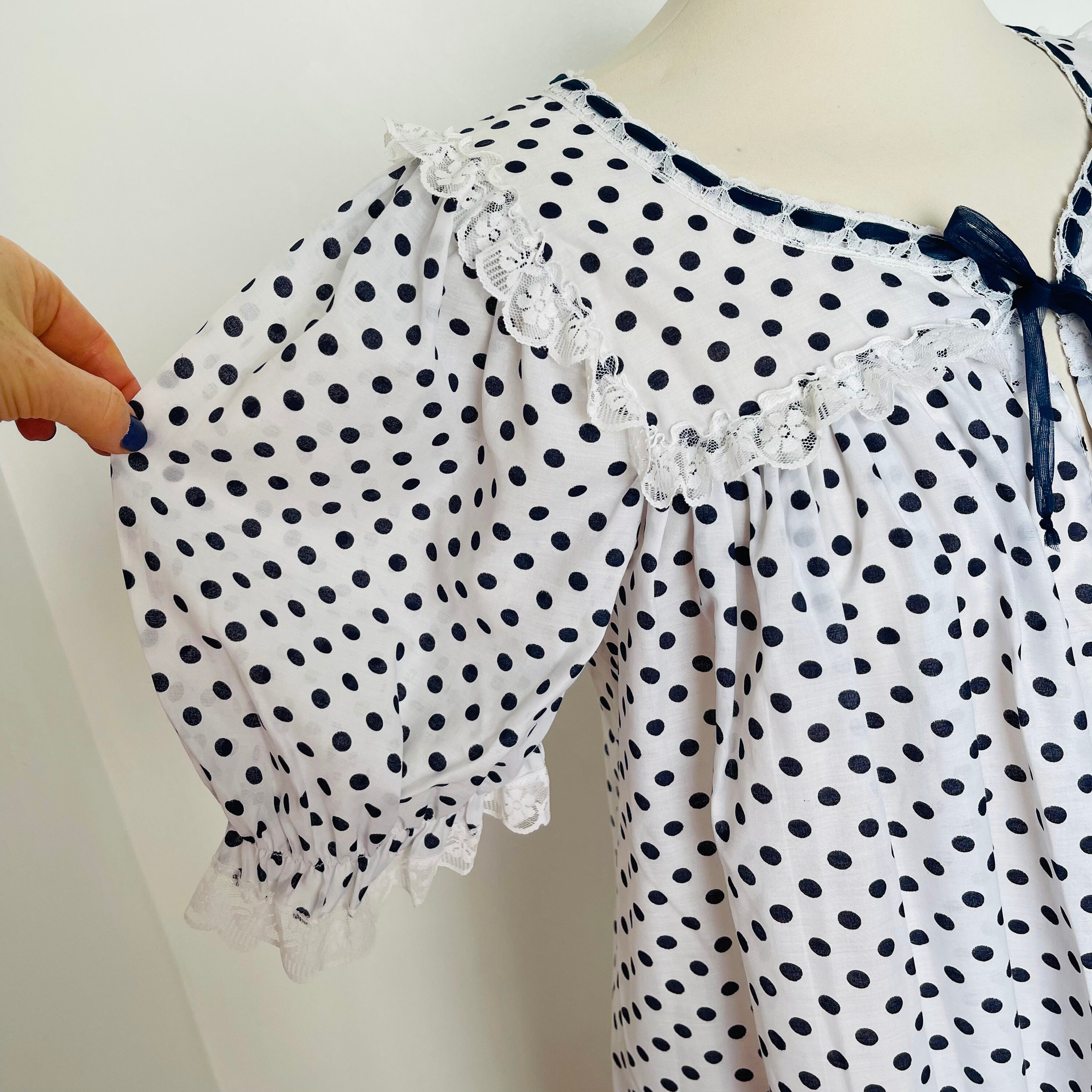 Vintage robe,baby doll robe, spotty, vintage gown,vintage,frilly, pin