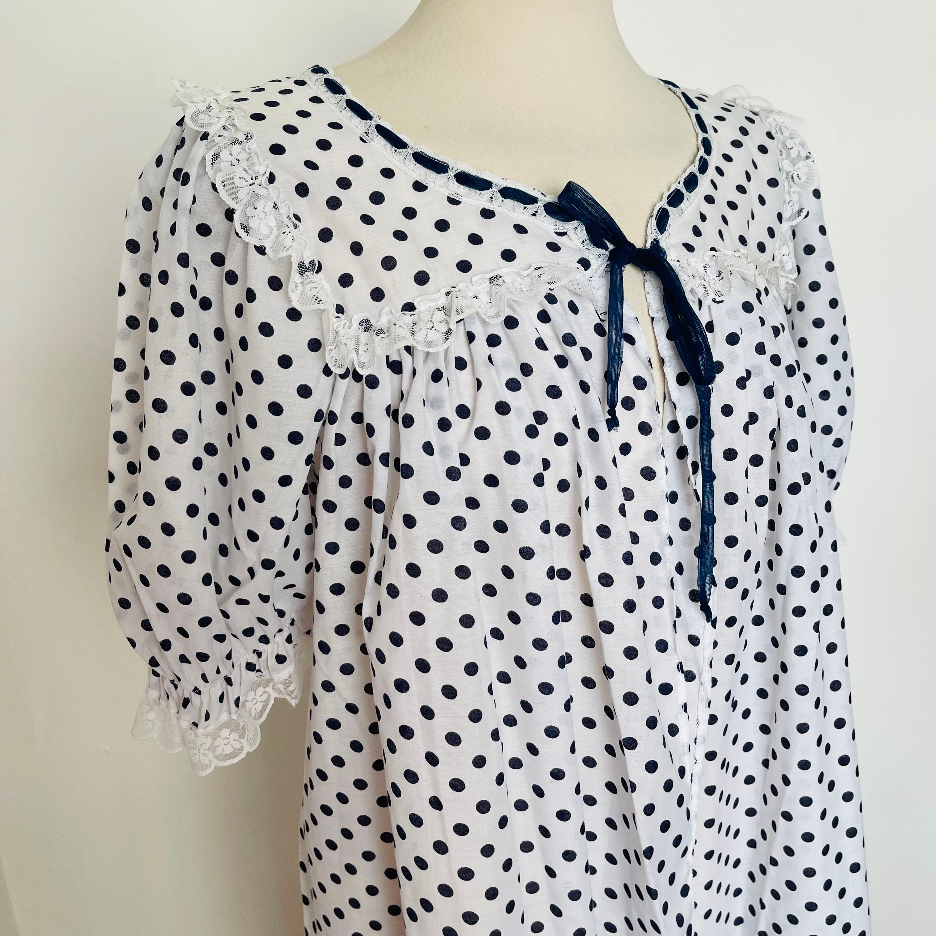 Vintage robe,baby doll robe, spotty, vintage gown,vintage,frilly, pin