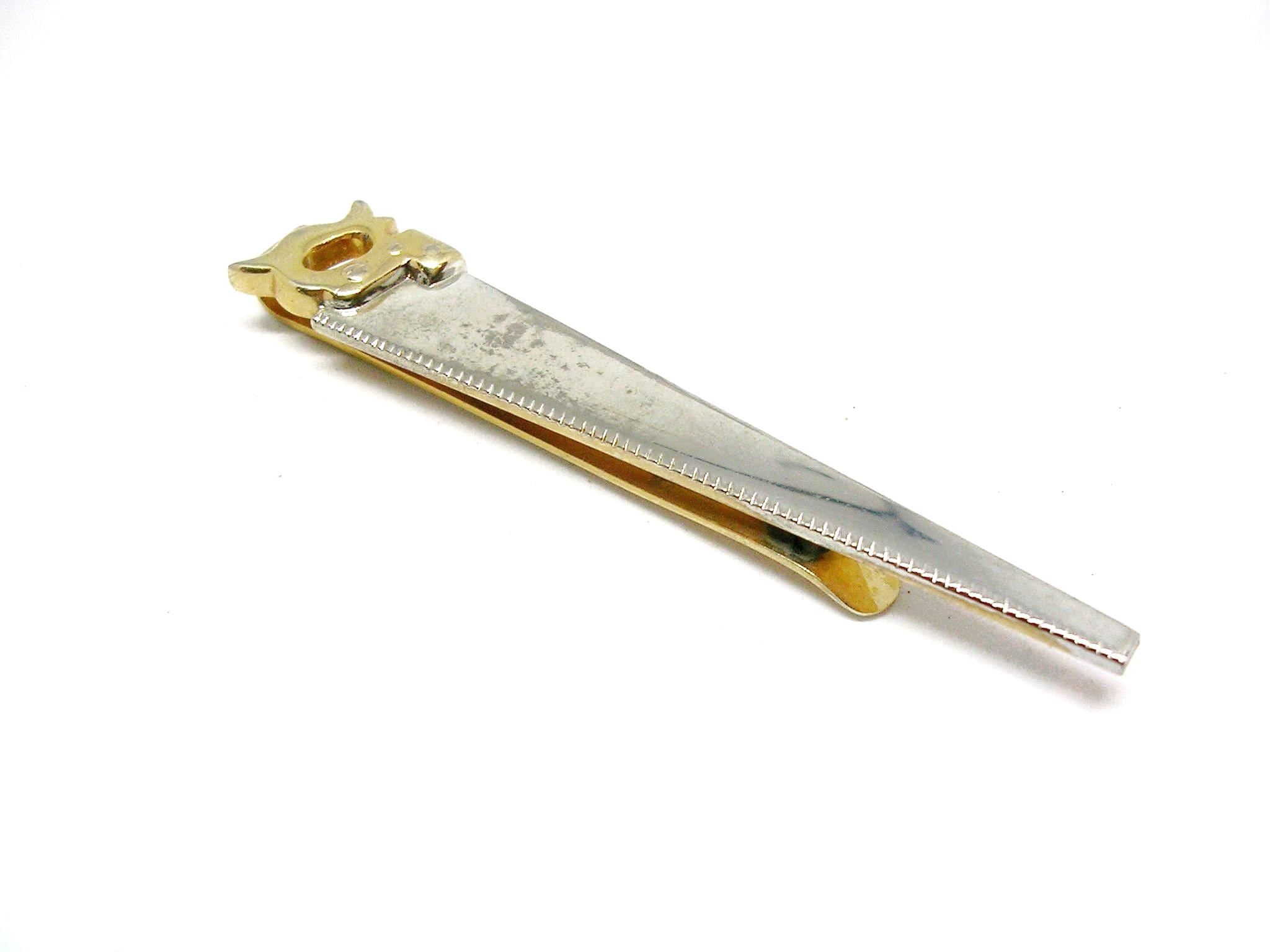 Pince à Cravate Vintage Outil Menuisier - Forme De Scie, Finition Dorée Et Argentée, Occasion