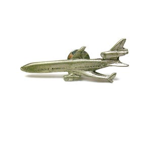 Fermacravatta vintage a forma di aereo di linea DC 10, in peltro, stile formale, per uomo, gioiello da sposa, accessorio per cravatta, fermacravatta per aereo.