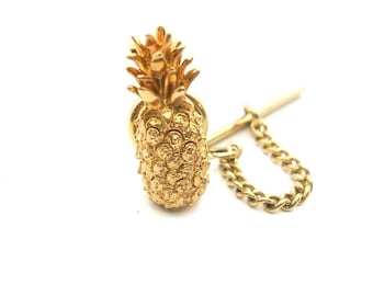 Pin de corbata vintage con forma de piña y cadena en tono dorado. Sujetador de corbata formal.