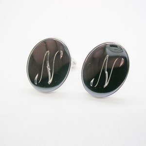Inicial N Gemelos grabado a mano letra cursiva N Gemelos Frente metálico Hombre Joyería de boda Regalo de papá Ropa formal Accesorio de camisa