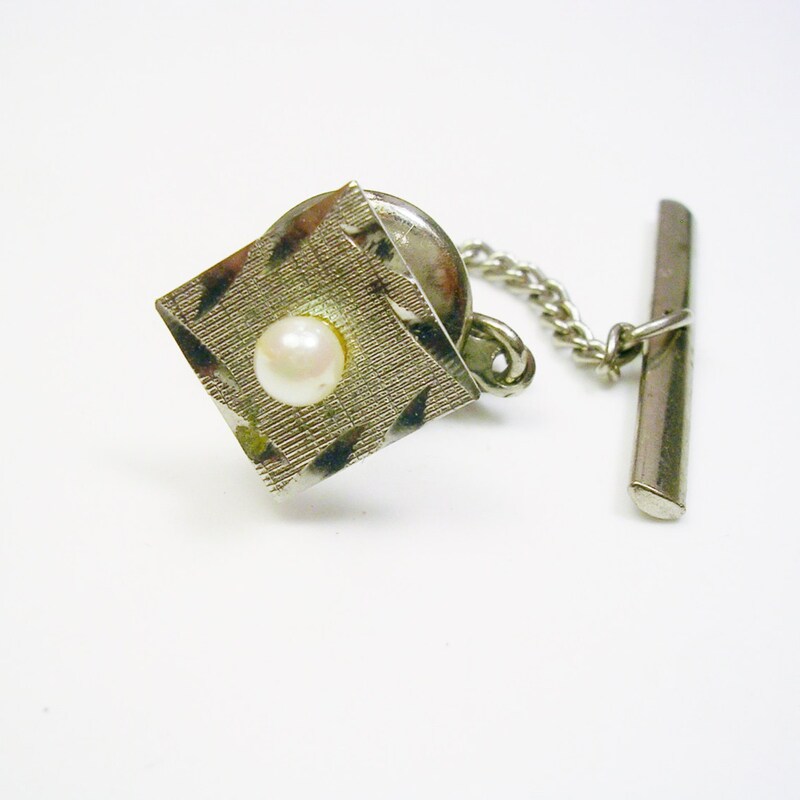 how to wear a vintage tie pin