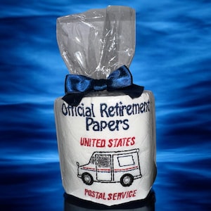 Pu&ograve; includere: Un regalo umoristico, un rotolo di carta igienica avvolto in cellophane e con un fiocco blu. Il rotolo &egrave; ricamato con le parole "Official Retirement Papers", "United States" e "Postal Service", insieme a un disegno di un camion postale.
