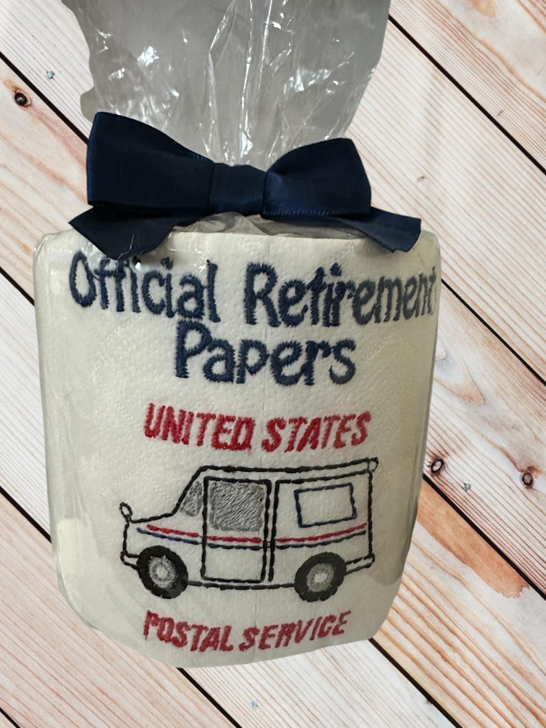 Pu&ograve; includere: Un regalo originale di carta igienica avvolto in cellophane e legato con un fiocco blu navy. Il rotolo &egrave; ricamato con le parole "Official Retirement Papers", una grafica di camion postale e "United States Postal Service".