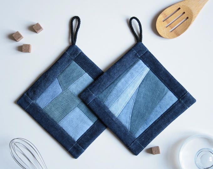 Прихватки из старых джинсов. Прихватка для кухни из джинсов. Джинсовые прихватки. Прихватка для кухни джинсовая. Прихватки из джинсы для кухни.