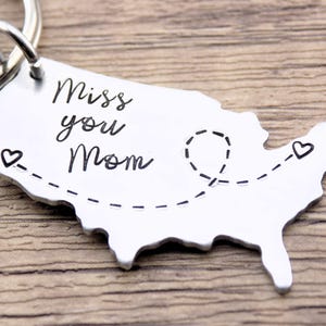 Porte-clés carte des États-Unis, cadeau de départ longue distance pour mère, maman, maman, personnalisé avec le cadeau de votre fille ou de votre fils pour la fête des mères