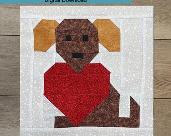 Könnte beinhalten: Ein Quiltblockmuster mit einem braunen Hund mit einem roten Herzen. Der Hund hat Schlappohren und einen Schwanz. Der Block ist 12-1/2 Zoll unfertig und 12 Zoll fertig. Das Muster ist ein digitaler Download.