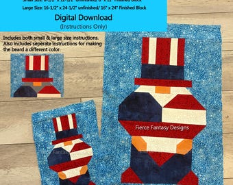 Könnte beinhalten: Digitaler Download eines patriotischen Zwerg-Quiltblocks. Das Bild zeigt einen großen und einen kleinen Quiltblock mit einem Zwergdesign in Rot, Weiß und Blau. Der Text auf dem Bild lautet "Patriotic Gnome Quilt Block" und enthält Größenangaben.