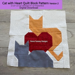 Puede incluir: Un bloque de edredón de tela con un diseño de gato y corazón. El bloque presenta una tela blanca con puntos, con telas naranjas, grises y rojas que forman las formas de gato y corazón. El texto "Cat with Heart Quilt Block Pattern Version 2" está en la parte superior.