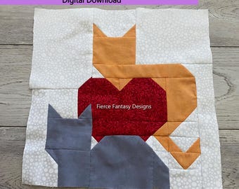Könnte beinhalten: Ein Stoff-Quiltblock mit einem Katzen- und Herzdesign. Der Block zeigt einen weißen Stoff mit Punkten, wobei orangefarbene, graue und rote Stoffe die Katzen- und Herzformen bilden. Der Text "Cat with Heart Quilt Block Pattern Version 2" steht oben.