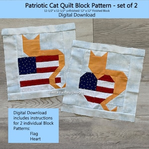 Op de afbeelding: Twee 31,75 cm onafgewerkte quiltblokken met een patriottisch kattenontwerp. Een blok toont een kat met een Amerikaanse vlag op zijn rug. Het andere blok toont een kat met een hartvormige Amerikaanse vlag op zijn rug. De blokken liggen op een licht houten oppervlak. De digitale download bevat instructies voor 2 individuele blokkenpatronen: Vlag en Hart.