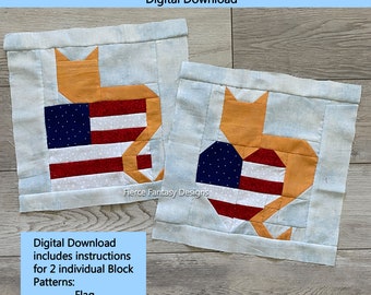 Könnte beinhalten: Zwei 31,75 cm große, unfertige Quiltblöcke mit einem patriotischen Katzendesign. Ein Block zeigt eine Katze mit einer amerikanischen Flagge auf dem Rücken. Der andere Block zeigt eine Katze mit einer herzförmigen amerikanischen Flagge auf dem Rücken. Die Blöcke befinden sich auf einer hellen Holzoberfläche. Der digitale Download enthält Anweisungen für 2 einzelne Blockmuster: Flagge und Herz.