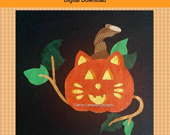 Könnte beinhalten: Ein Kürbis-Katzen-Applikationsmuster mit einem braunen Stiel und grünen Blättern. Die Katze hat ein lächelndes Gesicht mit gelben Augen und Schnurrhaaren. Das Muster ist zum digitalen Download und stammt von Fierce Fantasy Designs.